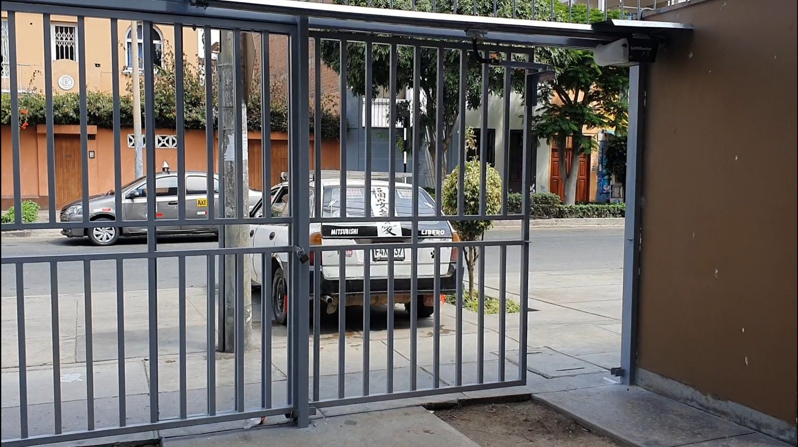 Puertas de Garaje en Lima Peru - ¡Metal, madera e importado!