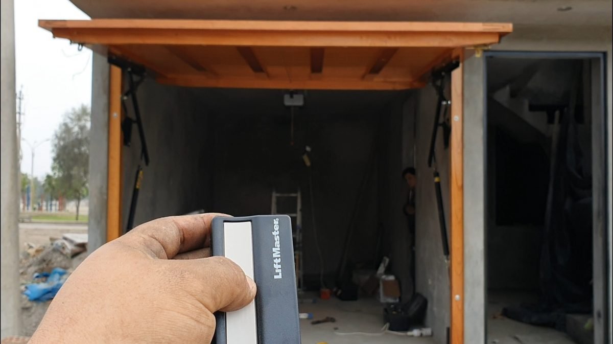 Puertas de Garaje en Lima Peru - ¡Metal, madera e importado!