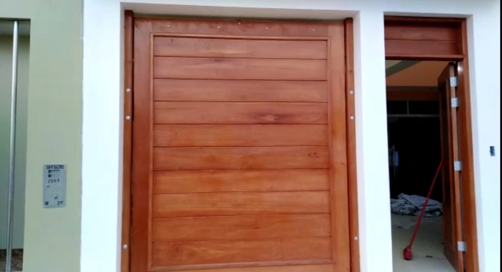 Puertas levadizas de madera lima