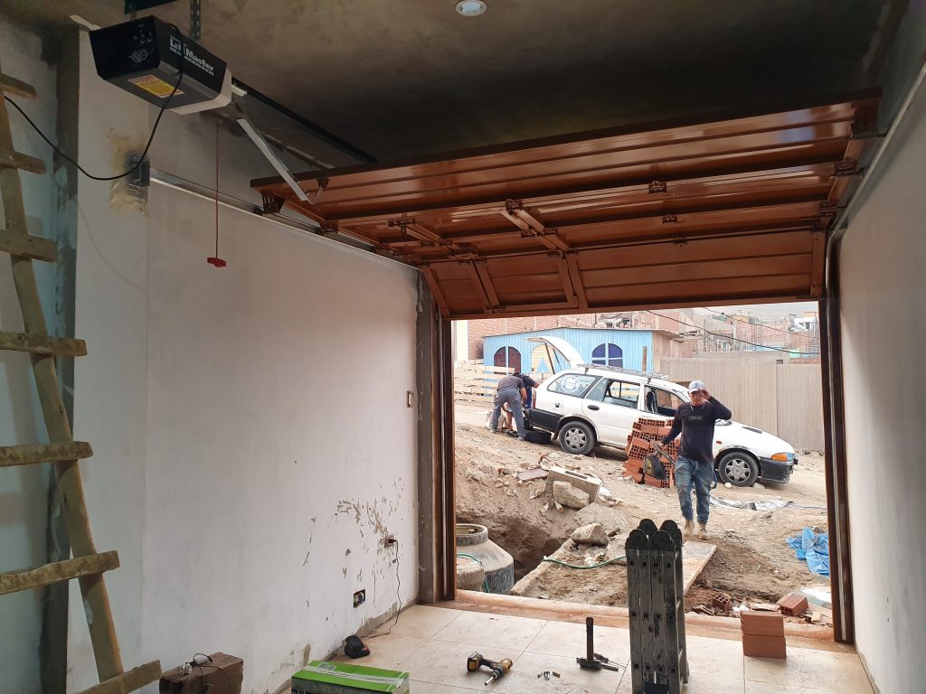Puertas seccionales con puerta postigo