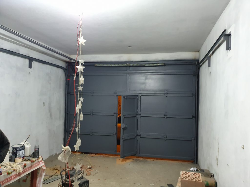 puertas seccionales con puerta peatonal