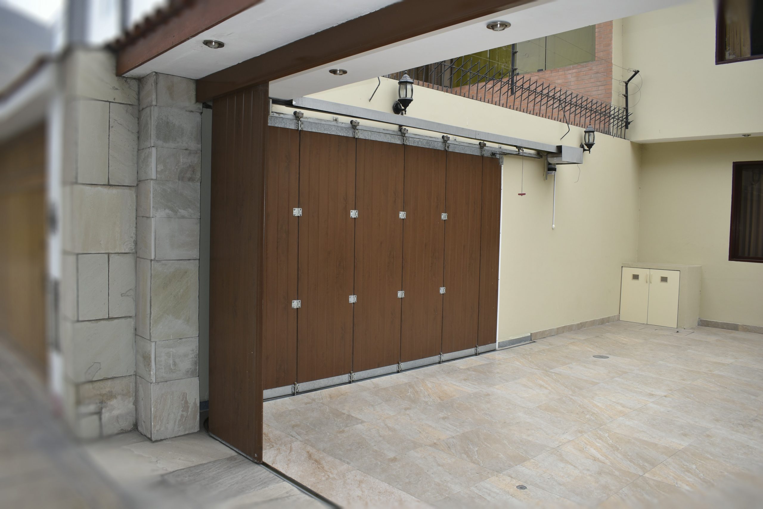 puerta garaje seccional apertura lateral precio