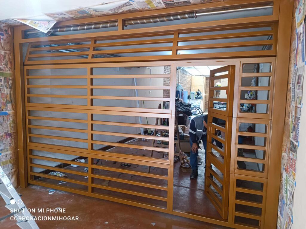 portones modernos con puerta incluida