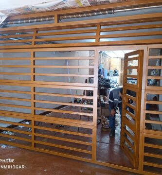 portones modernos con puerta incluida